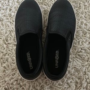 Women’s black sneakers